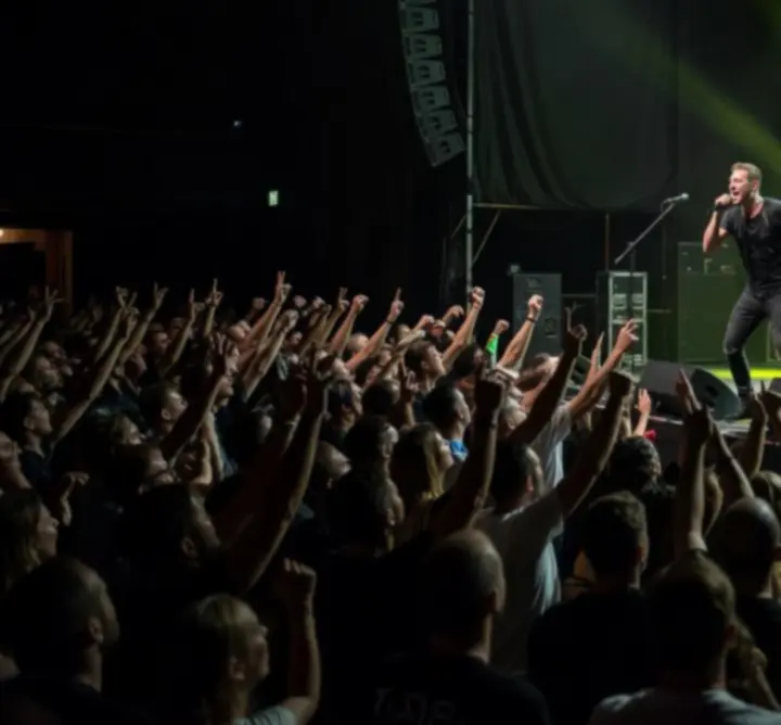 Koncert színpad fénytechnikával és közönséggel
